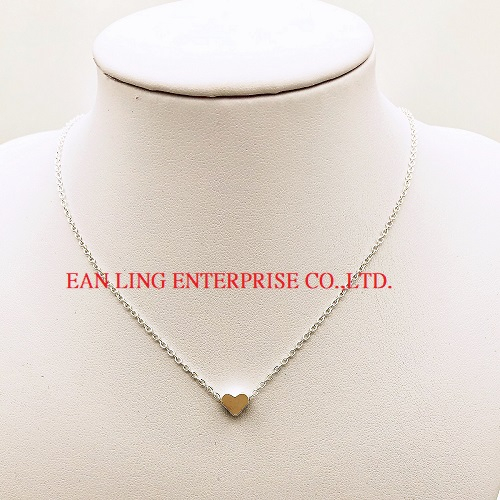 Tiny heart pendant necklace