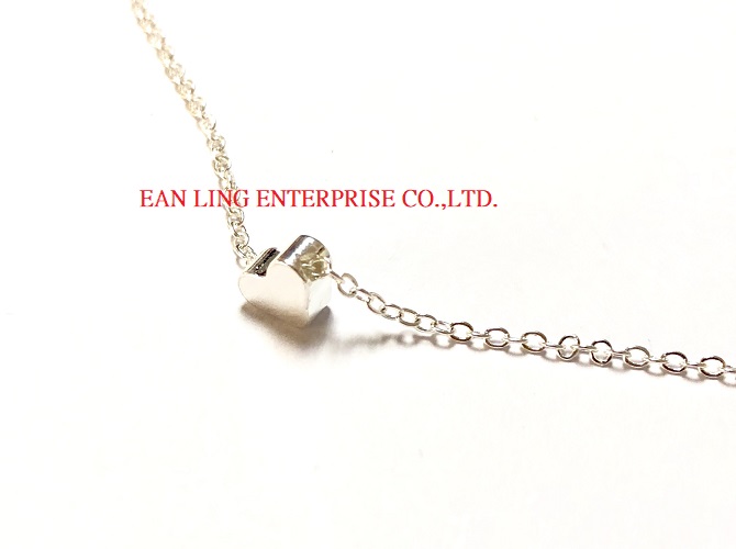 Tiny heart pendant necklace